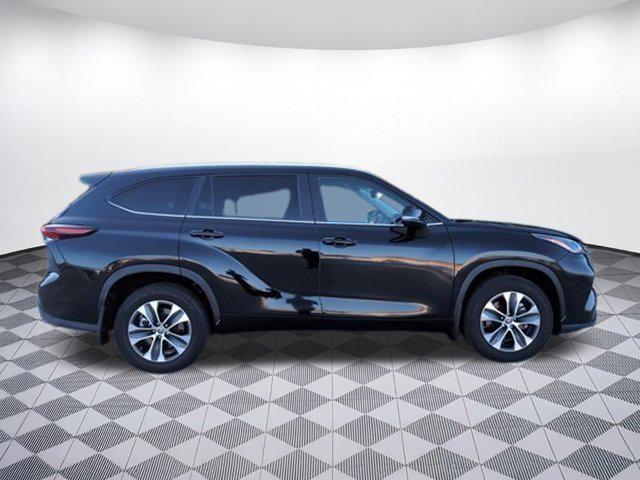 used 2024 Toyota Highlander car, priced at $39,999