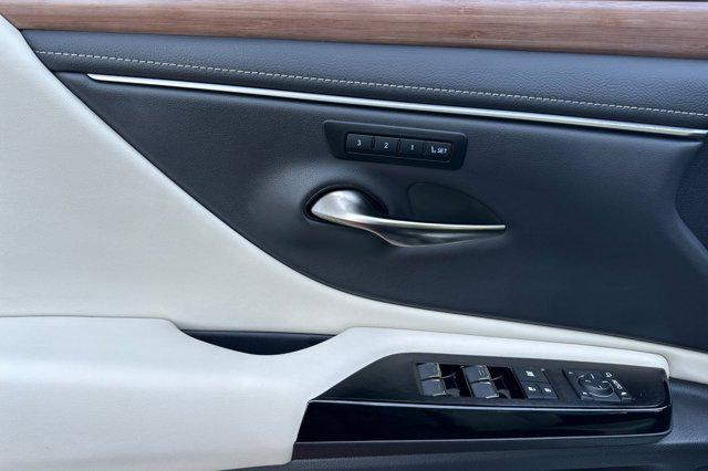 new 2025 Lexus ES 300h car, priced at $48,444