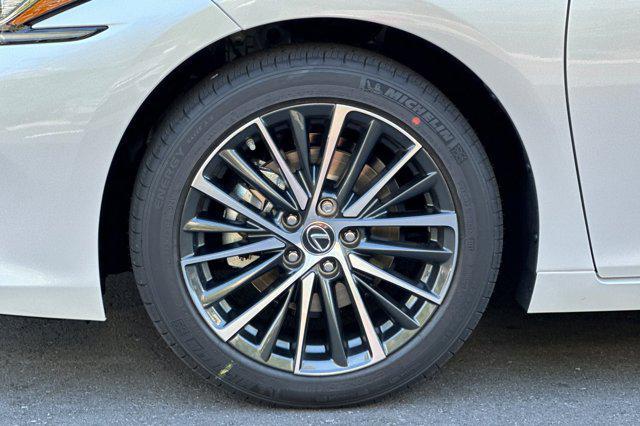 new 2025 Lexus ES 300h car, priced at $49,314