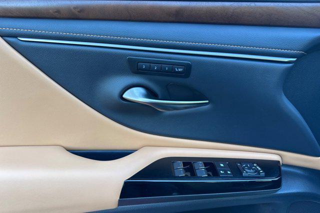 new 2025 Lexus ES 300h car, priced at $47,114