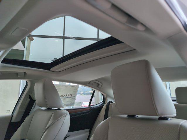 new 2025 Lexus ES 300h car, priced at $46,370