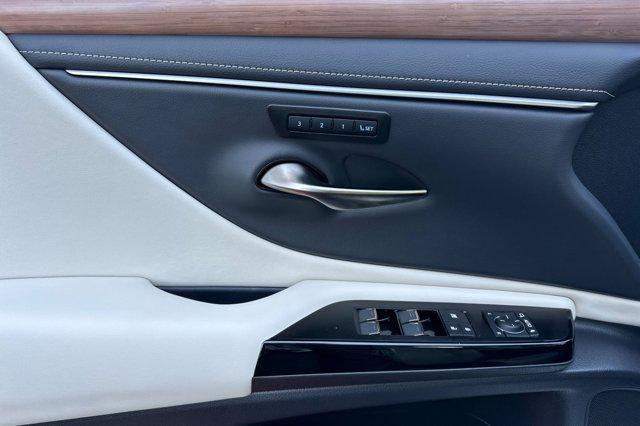 new 2025 Lexus ES 300h car, priced at $46,370