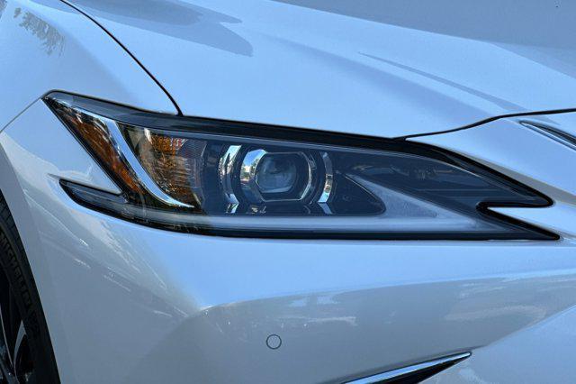 new 2025 Lexus ES 300h car, priced at $46,370