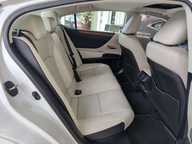 new 2025 Lexus ES 300h car, priced at $46,370