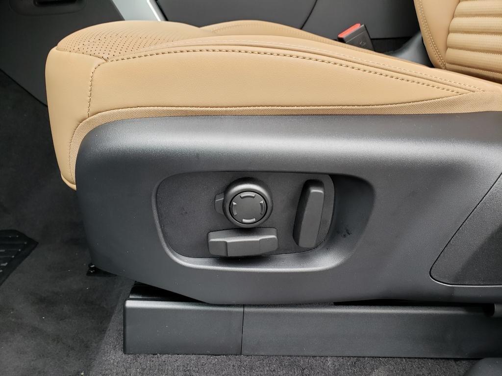 new 2025 Land Rover Discovery car, priced at $78,775