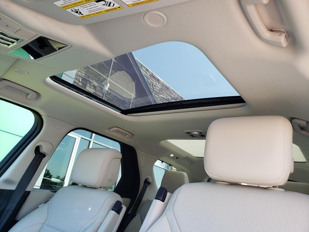 new 2025 Land Rover Discovery car, priced at $66,660