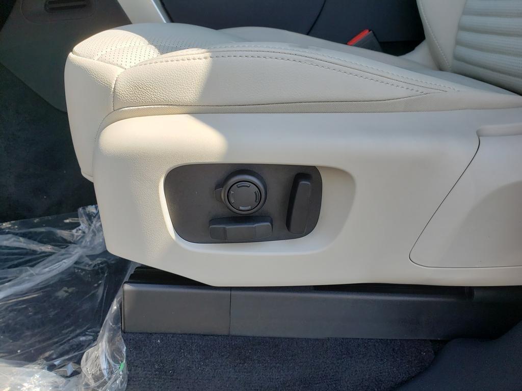 new 2025 Land Rover Discovery car, priced at $66,660