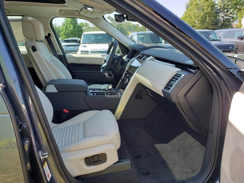 new 2025 Land Rover Discovery car, priced at $66,660