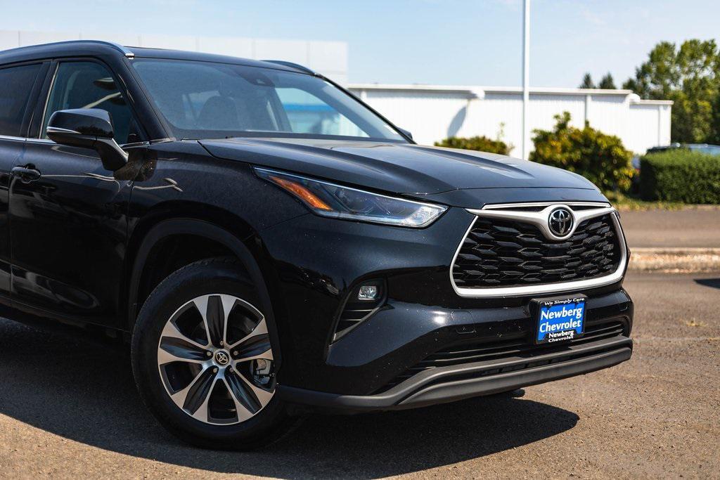 used 2021 Toyota Highlander car, priced at $29,082