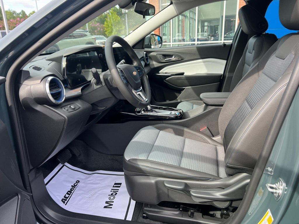 new 2025 Chevrolet Trax car, priced at $25,085