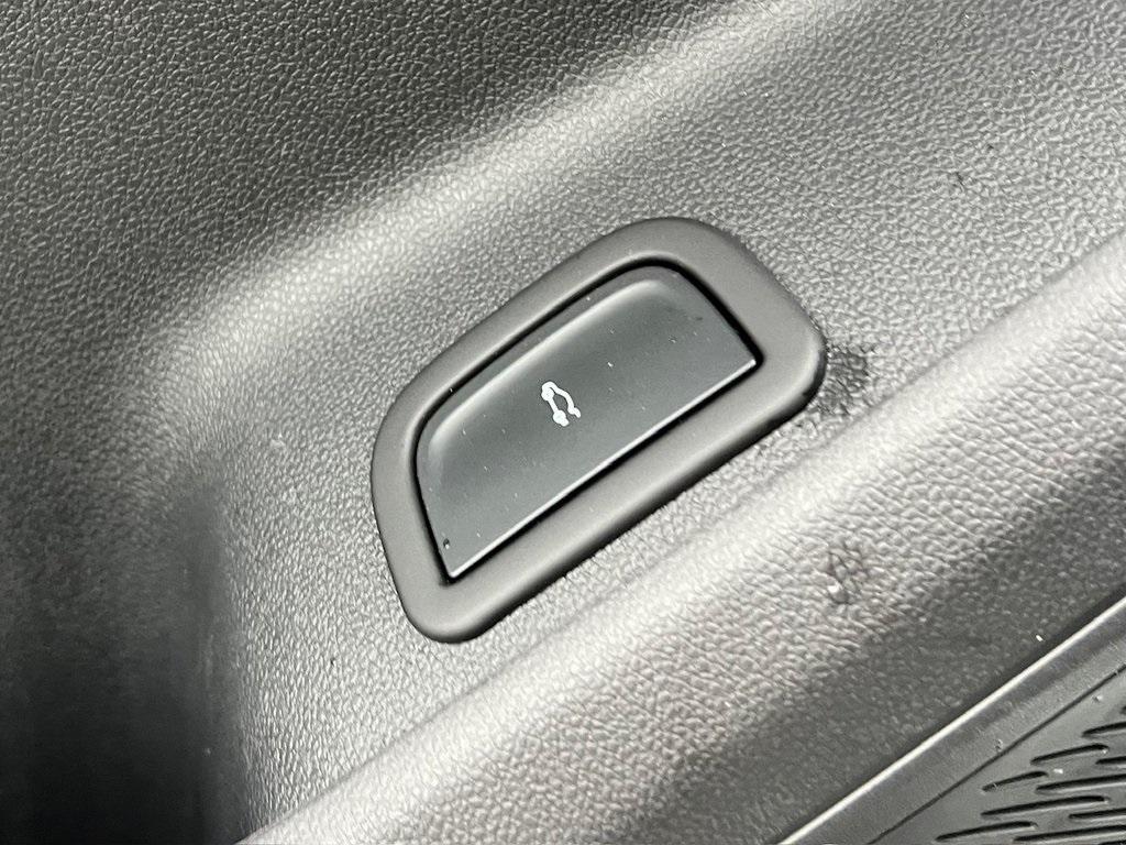 used 2025 Chevrolet Traverse car, priced at $39,498