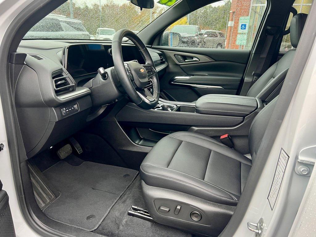 used 2025 Chevrolet Traverse car, priced at $39,498