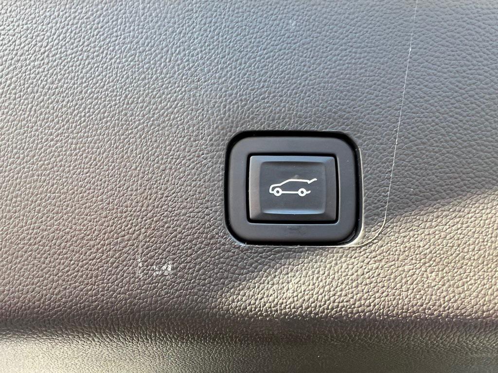 used 2022 Chevrolet Traverse car, priced at $33,900