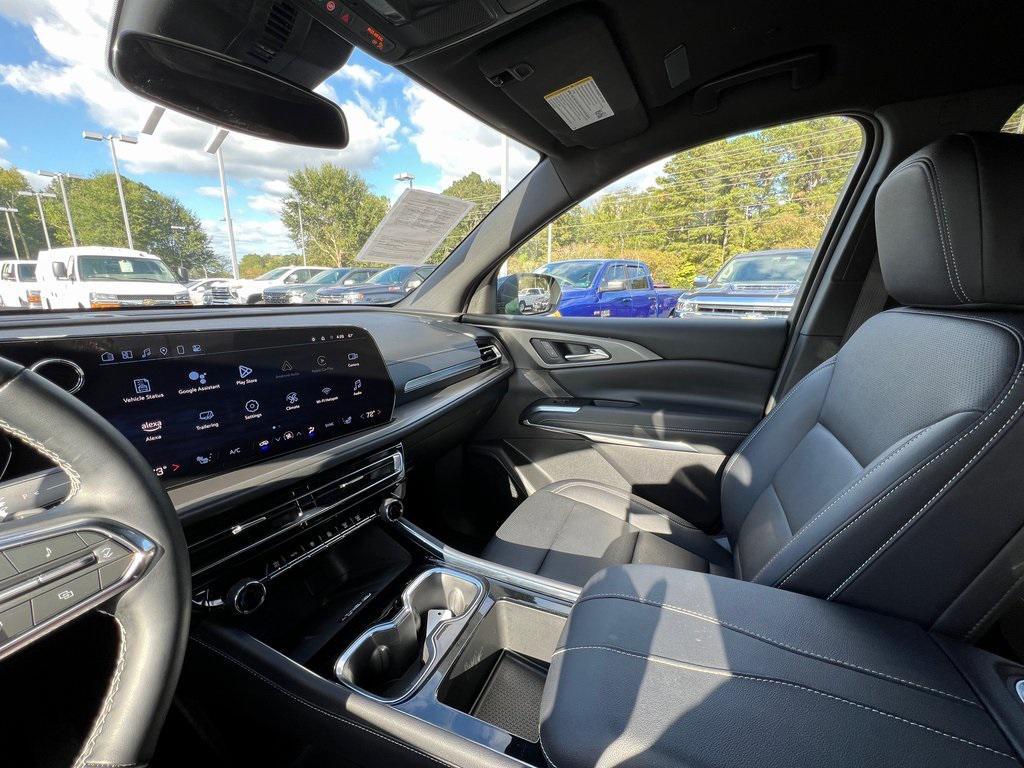 used 2025 Chevrolet Traverse car, priced at $39,389