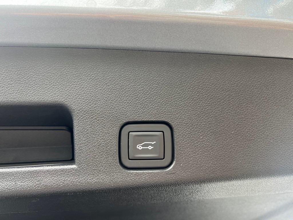 used 2025 Chevrolet Traverse car, priced at $37,498