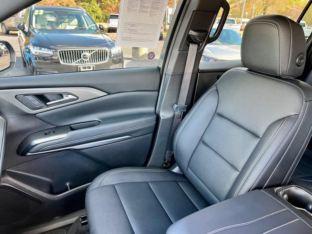 used 2025 Chevrolet Traverse car, priced at $36,990