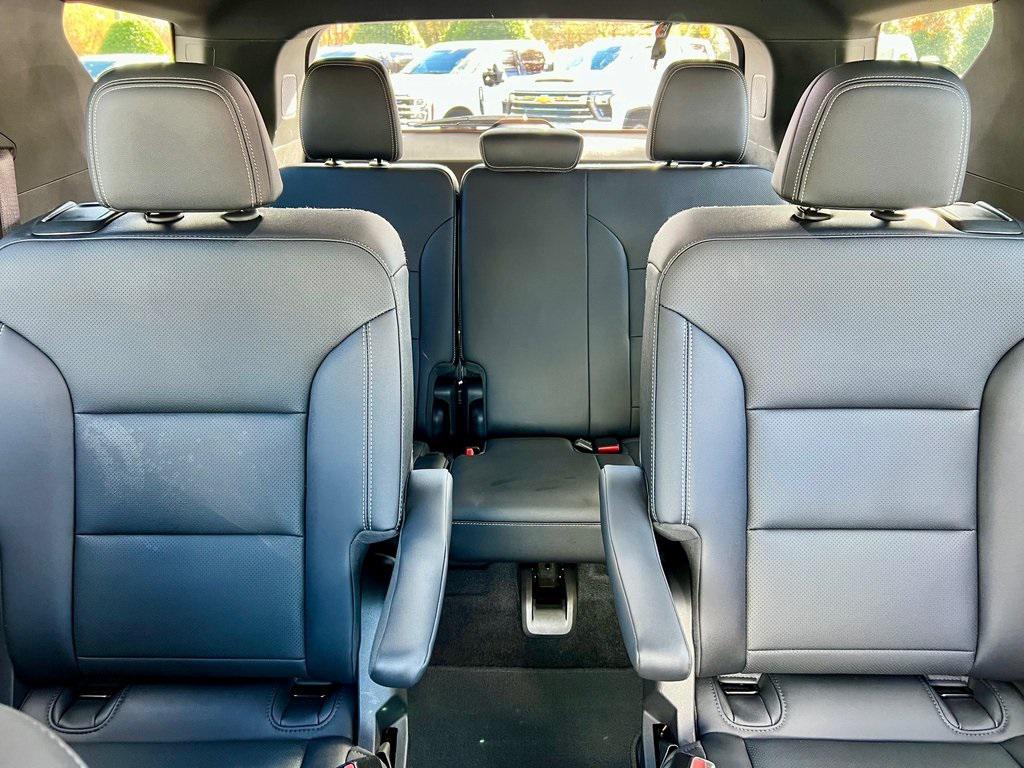 used 2025 Chevrolet Traverse car, priced at $36,990