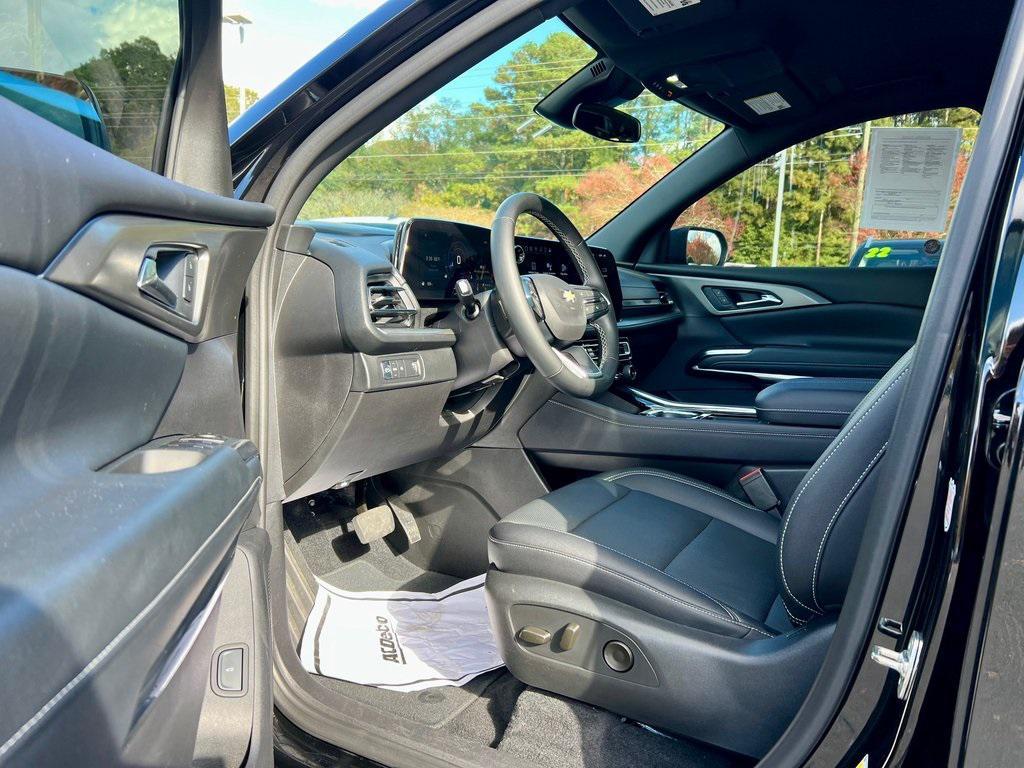 used 2025 Chevrolet Traverse car, priced at $36,990