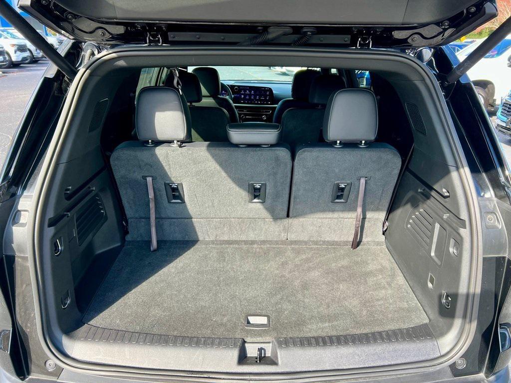 used 2025 Chevrolet Traverse car, priced at $36,990