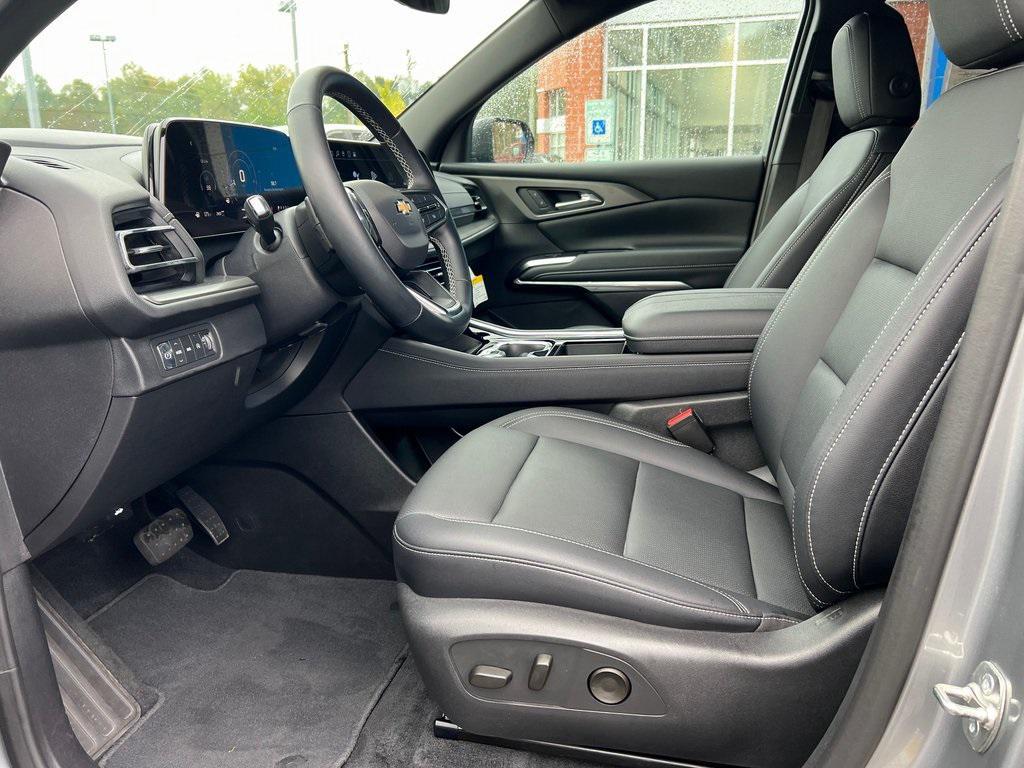 used 2025 Chevrolet Traverse car, priced at $40,500