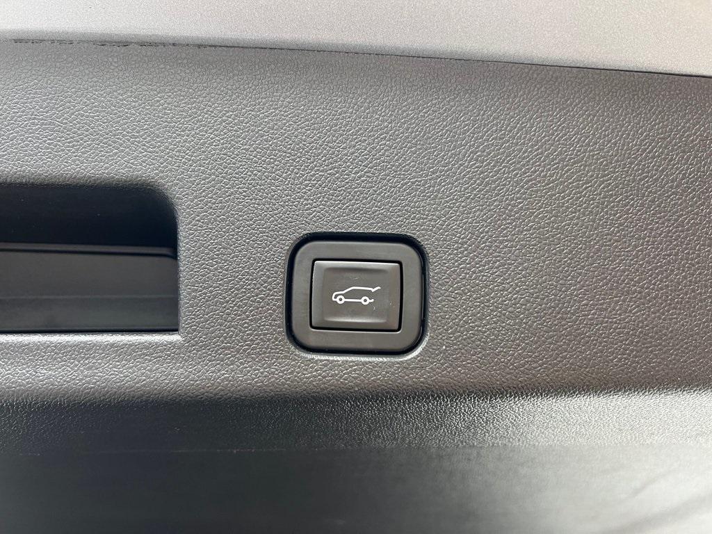 used 2025 Chevrolet Traverse car, priced at $40,500