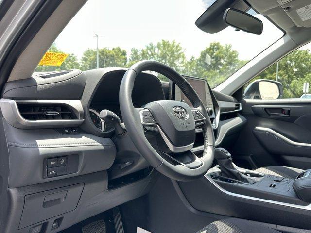 used 2024 Toyota Highlander car, priced at $40,900