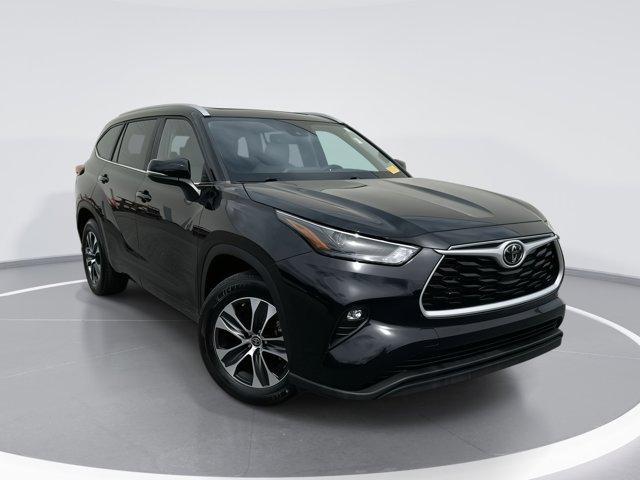 used 2023 Toyota Highlander car, priced at $39,900