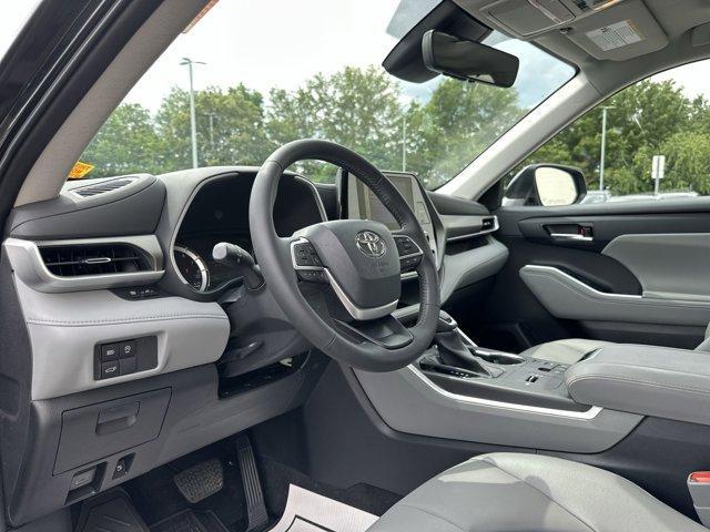 used 2023 Toyota Highlander car, priced at $39,900