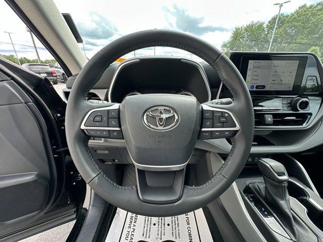 used 2023 Toyota Highlander car, priced at $39,900