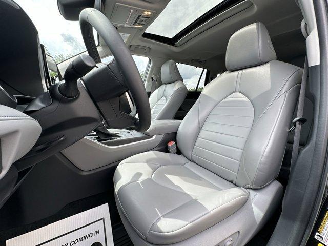 used 2023 Toyota Highlander car, priced at $39,900