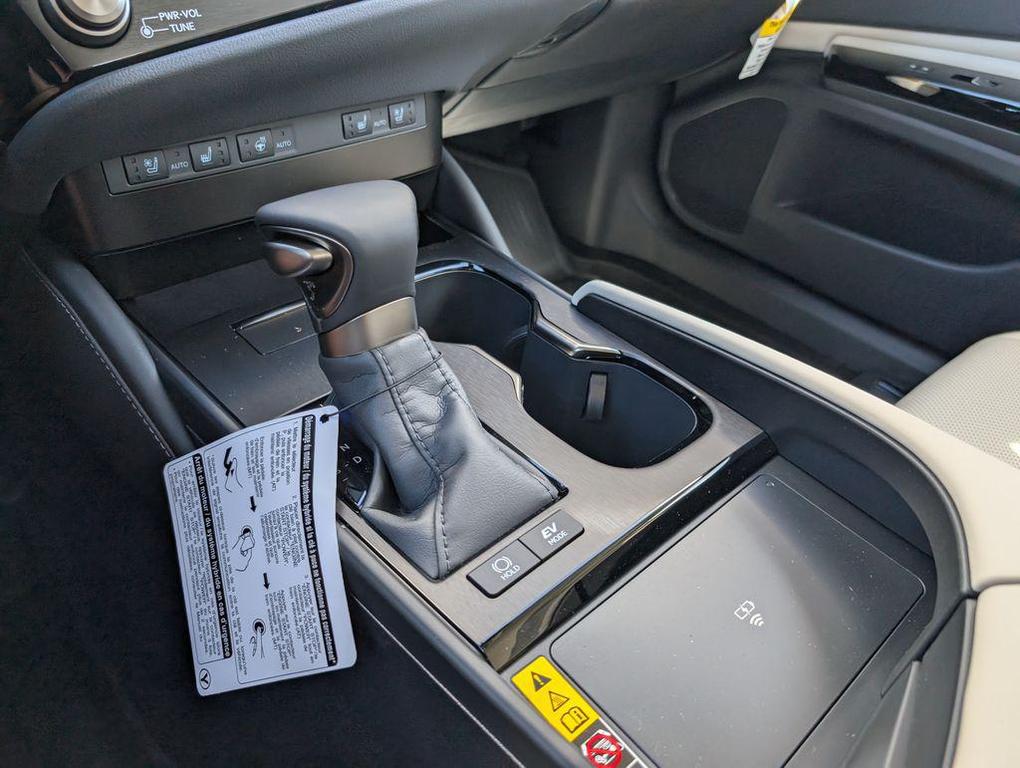 new 2025 Lexus ES 300h car, priced at $51,050