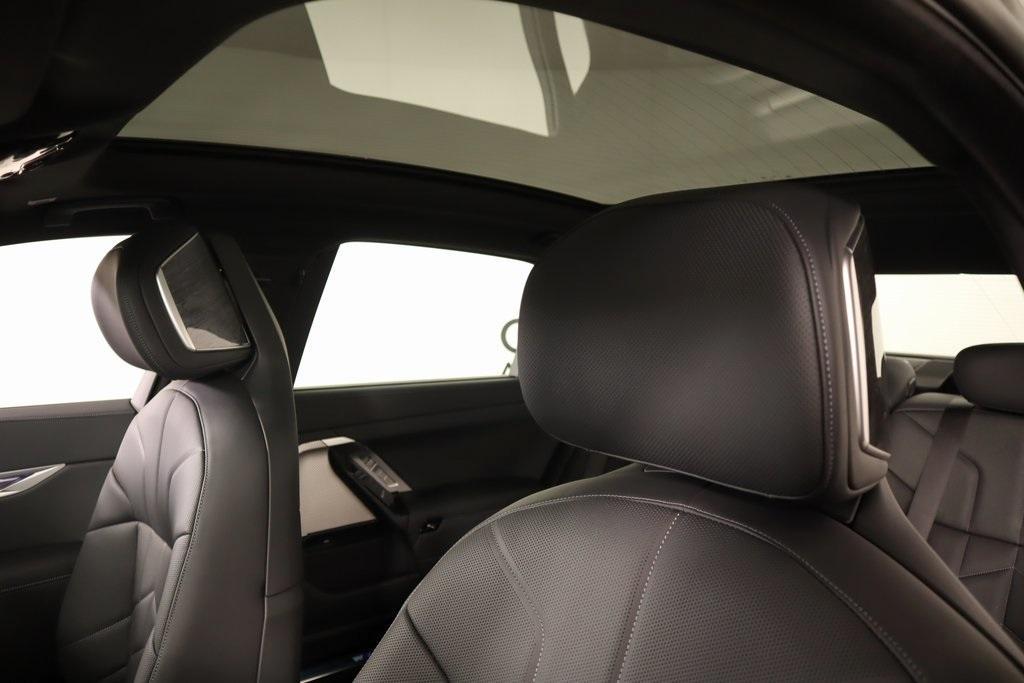 new 2025 BMW 760 car, priced at $129,400