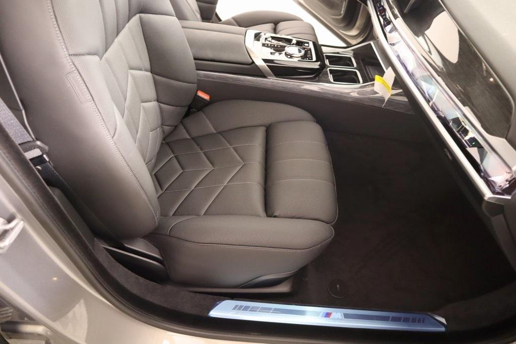 new 2025 BMW 760 car, priced at $129,400