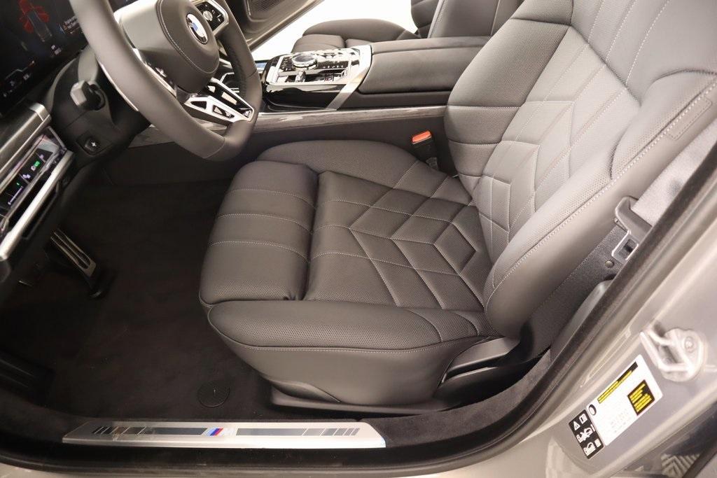 new 2025 BMW 760 car, priced at $129,400
