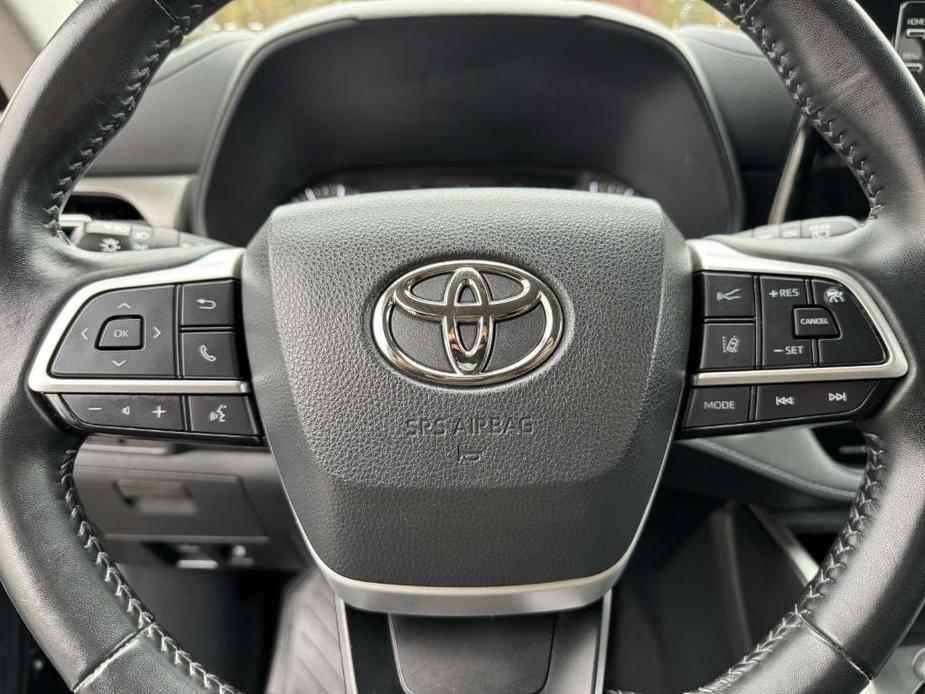 used 2022 Toyota Highlander car, priced at $32,148