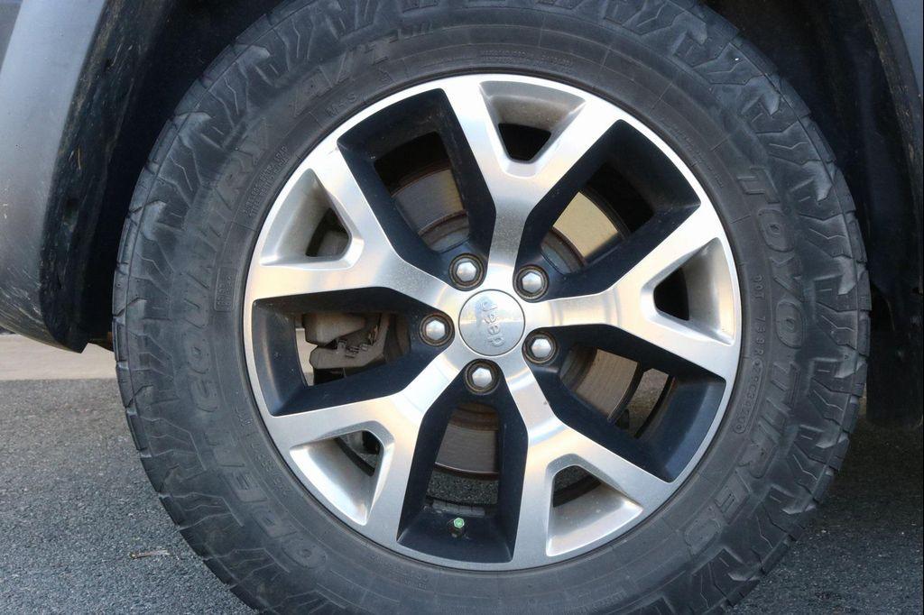 used 2015 Jeep Cherokee car, priced at $10,987