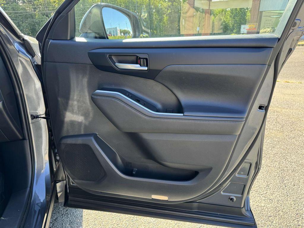 used 2020 Toyota Highlander Hybrid car, priced at $36,388