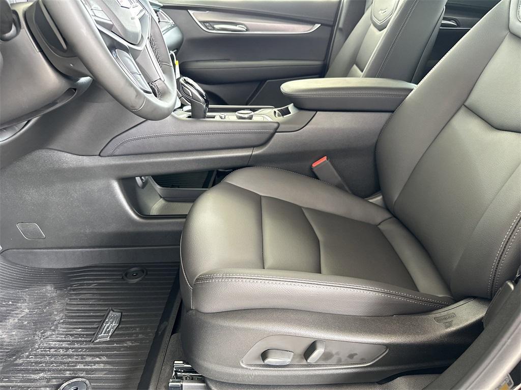 new 2025 Cadillac XT5 car, priced at $45,840