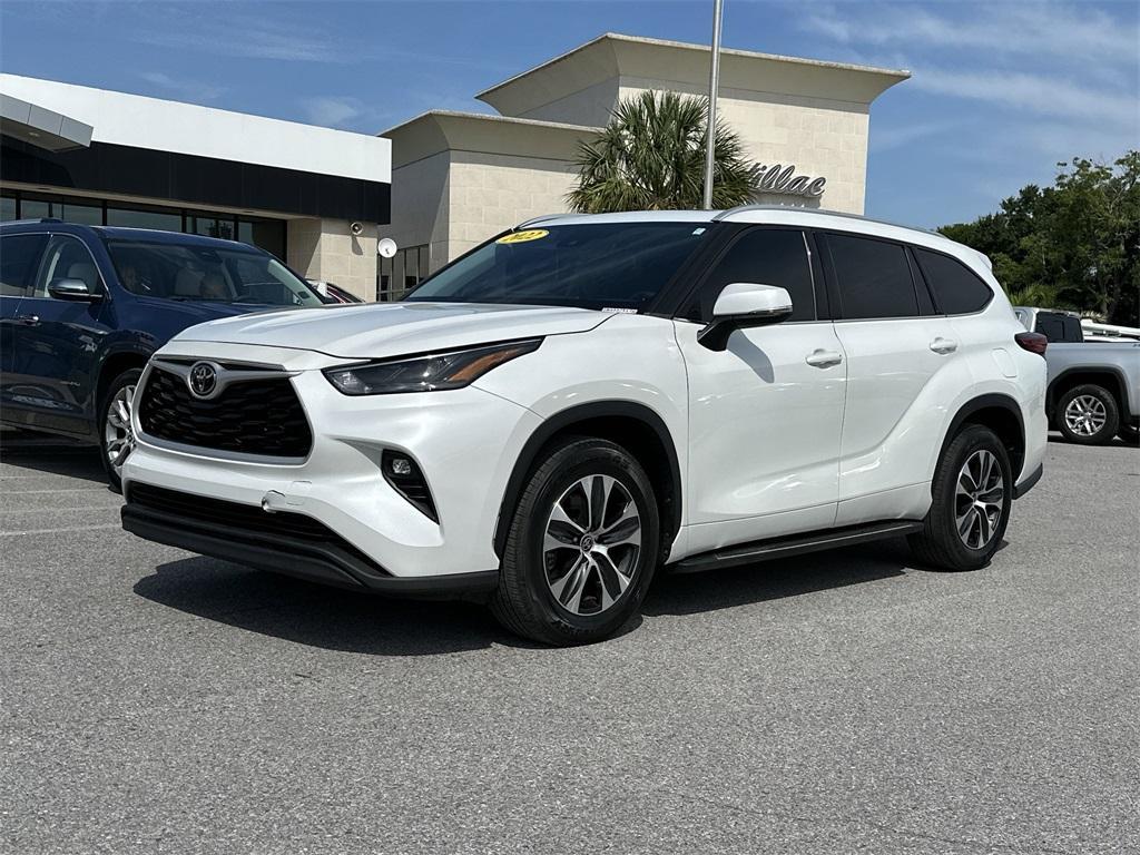 used 2022 Toyota Highlander car, priced at $32,651