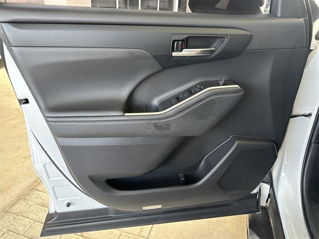 used 2022 Toyota Highlander car, priced at $32,651