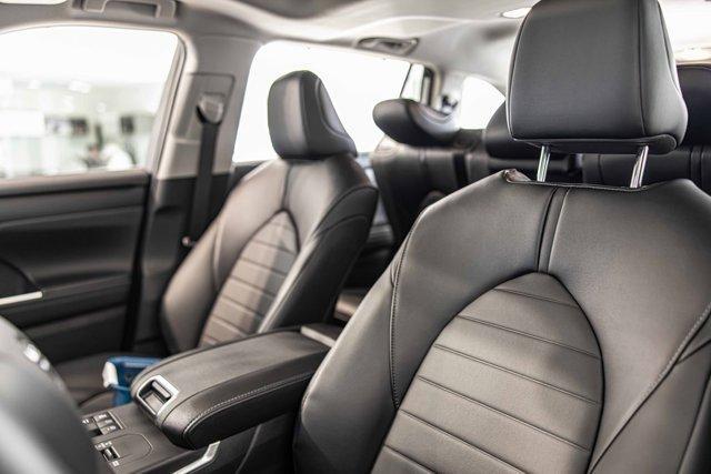 used 2025 Toyota Highlander Hybrid car, priced at $55,999