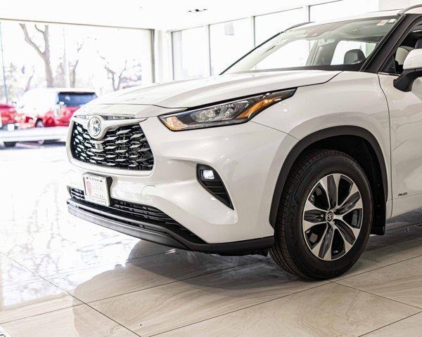 used 2025 Toyota Highlander Hybrid car, priced at $55,999