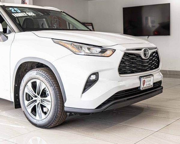 used 2025 Toyota Highlander Hybrid car, priced at $55,999