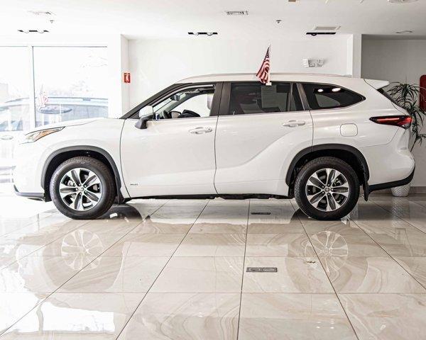 used 2025 Toyota Highlander Hybrid car, priced at $55,999