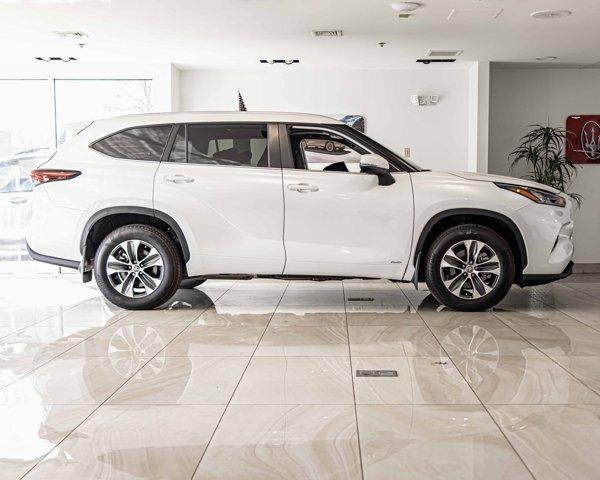 used 2025 Toyota Highlander Hybrid car, priced at $55,999