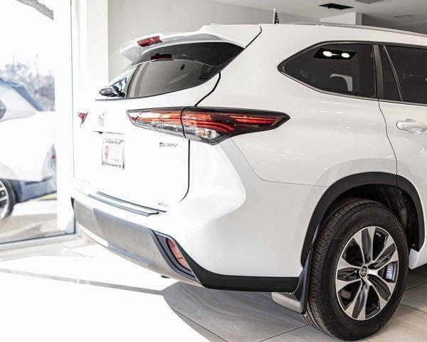 used 2025 Toyota Highlander Hybrid car, priced at $55,999