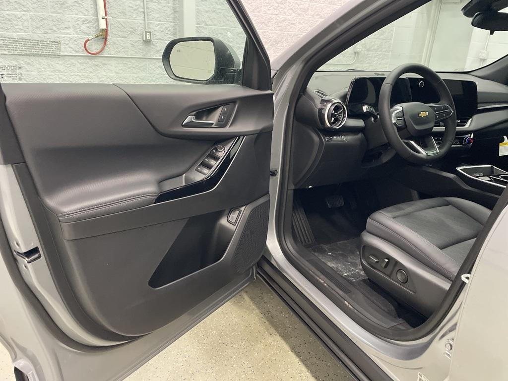 new 2025 Chevrolet Equinox car, priced at $30,645