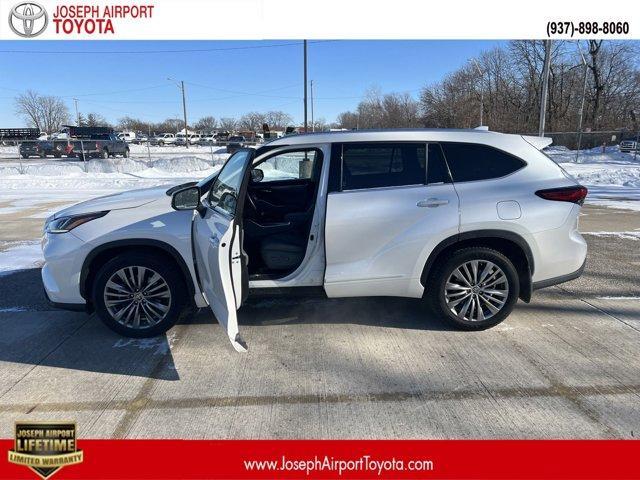 used 2021 Toyota Highlander car, priced at $38,113