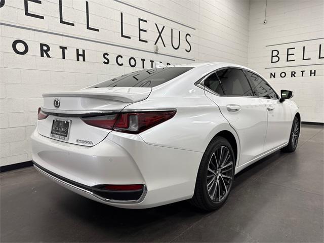 new 2025 Lexus ES 300h car, priced at $51,174