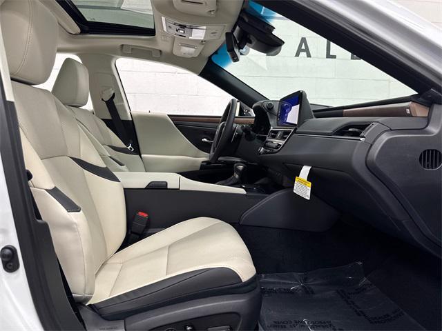 new 2025 Lexus ES 300h car, priced at $51,885